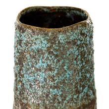 Cargar imagen en el visor de la galería, Jarrón de cerámica cilíndrico con apariencia de pátina sobre bronce.