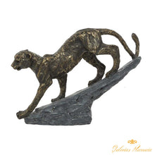 Cargar imagen en el visor de la galería, Escultura decorativa de leopardo en acabado negro y dorado.
