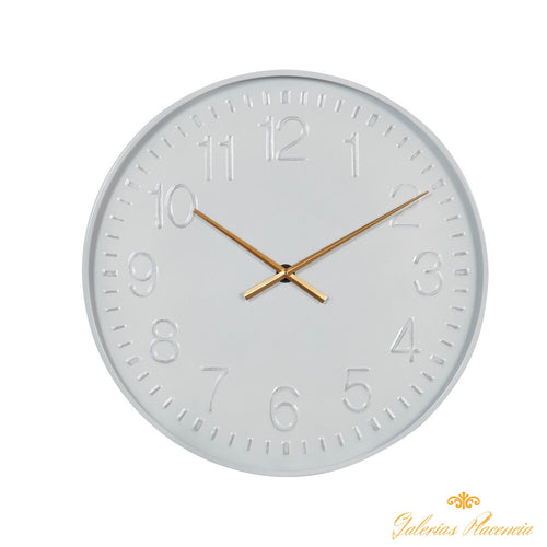 Reloj de pared minimalista elaborado en metal con números grabados, blanco.