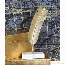 Cargar imagen en el visor de la galería, Escultura decorativa Pluma de pájaro en aluminio.  Cosmoliving by Cosmopolitan