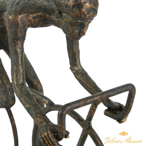 Escultura ciclista estilo bronce.